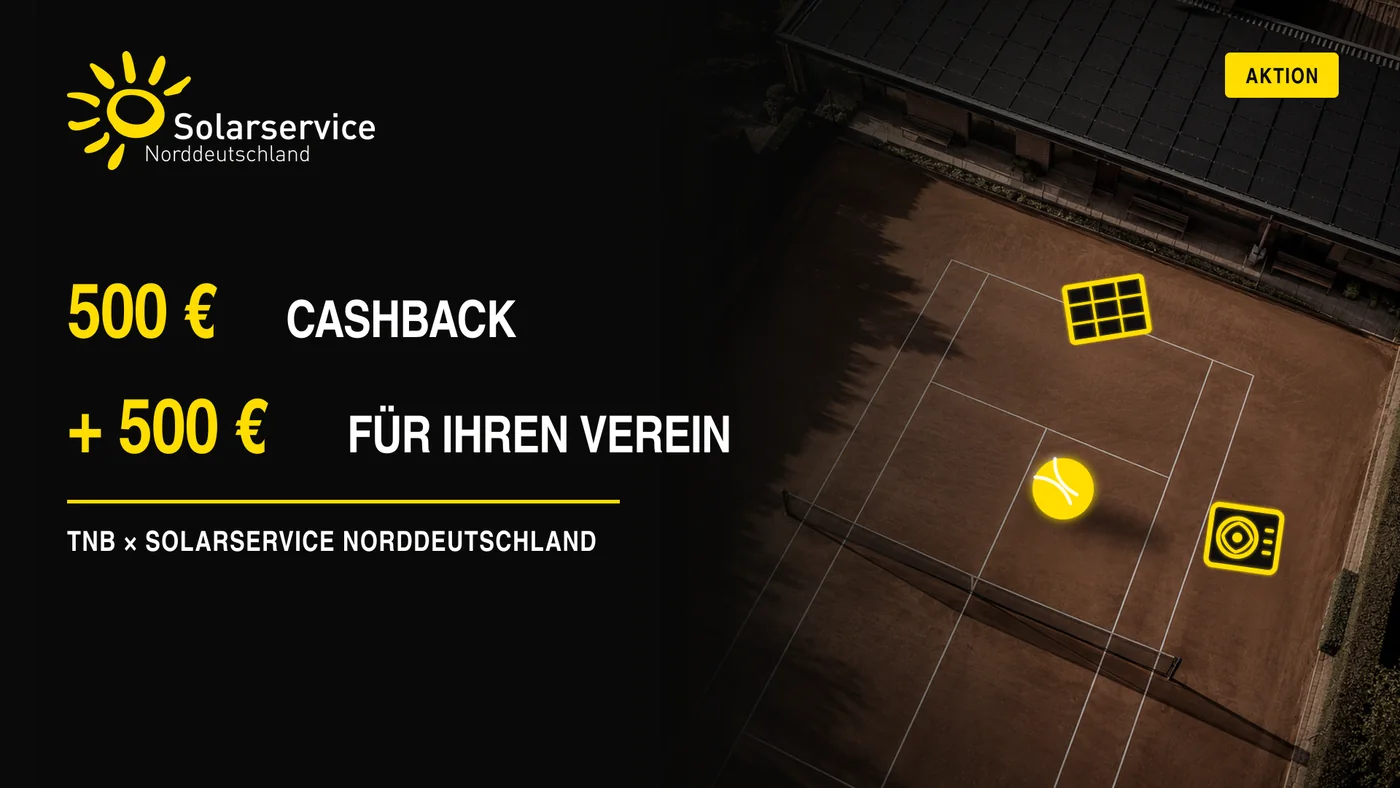 Tennisplatz aus der Luft neben einem Dach mit Solaranlage