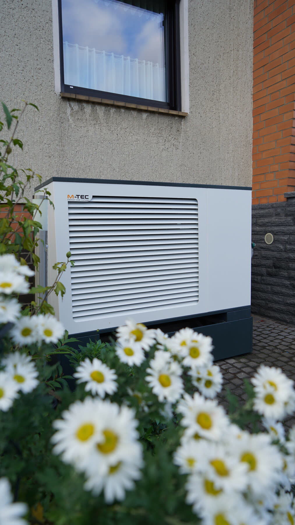 Moderne M-TEC Wärmepumpe von Solarservice Norddeutschland im Bestandsgebäude