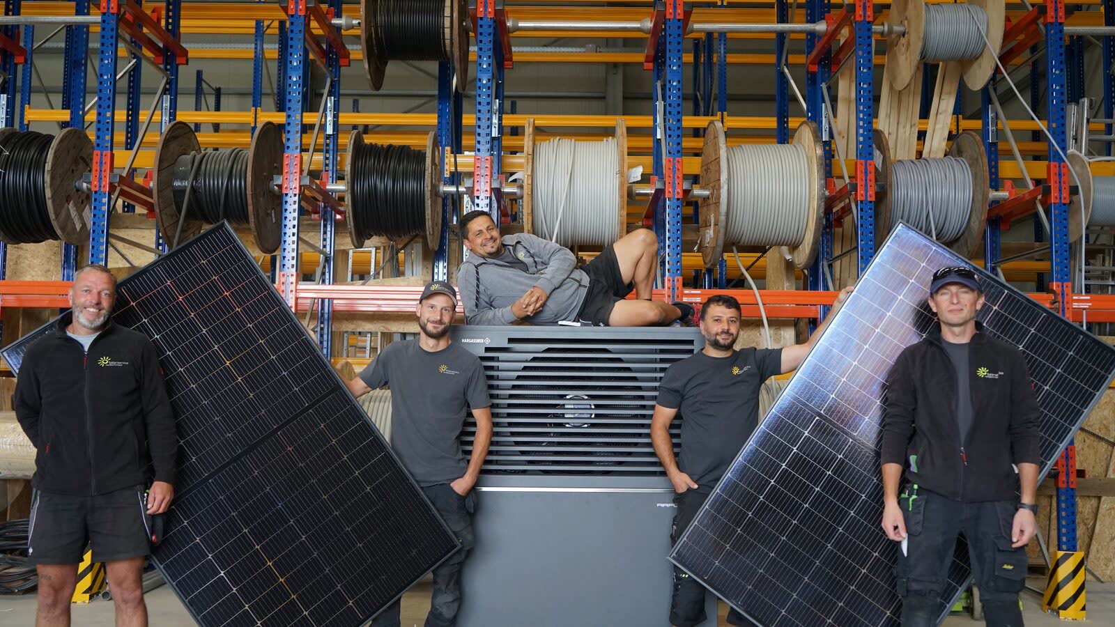 Das Montageteam von Solarservice Norddeutschland mit Wärmepumpe und PV-Modulen