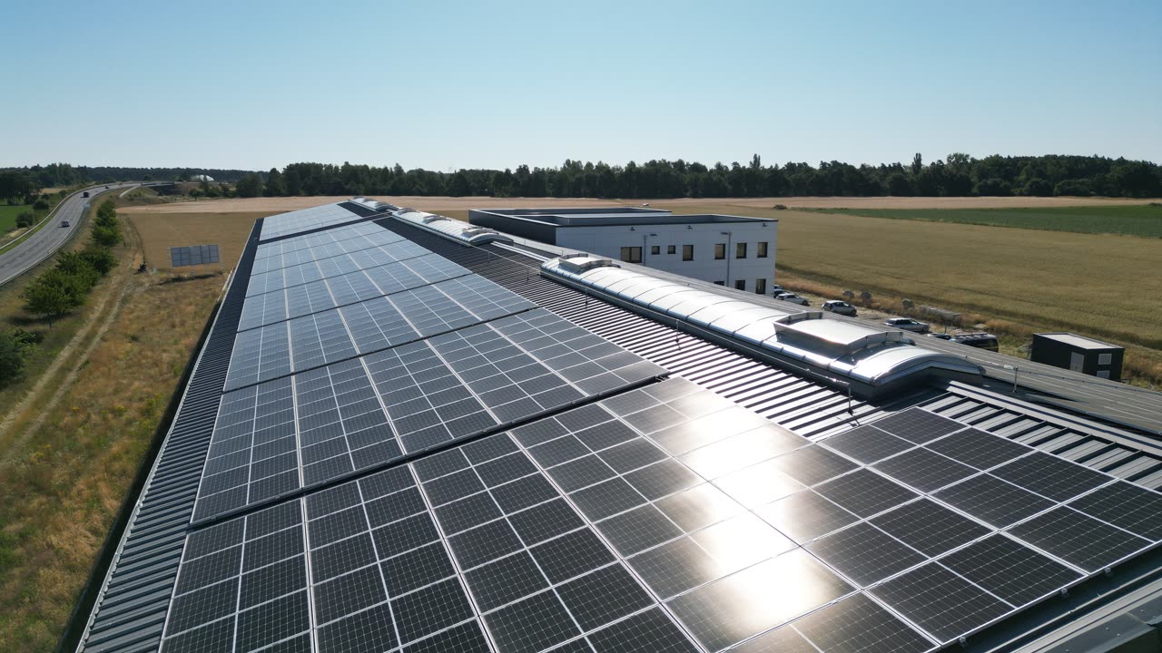 Photovoltaikanlage auf dem eigenen Hallendach in Burgdorf