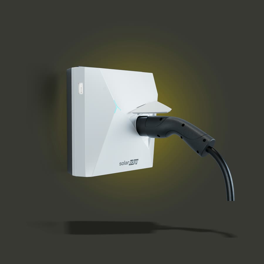 SolarEdge ONE EV Charger mit eingestecktem Ladekabel