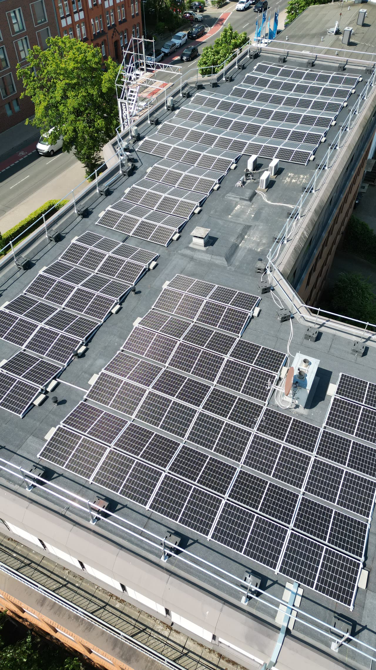 Großflächige PV-Anlage auf einem Gewerbedach