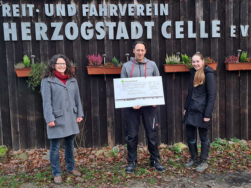 Spenden statt Geschenke #2/2021 Reit- und Fahrverein Herzogstadt Celle e. V. Rieke Schole, Andre Meudtner (Elektromonteur, Solarservice Norddeutschland) und Laura Gleue (v.l.n.r.)