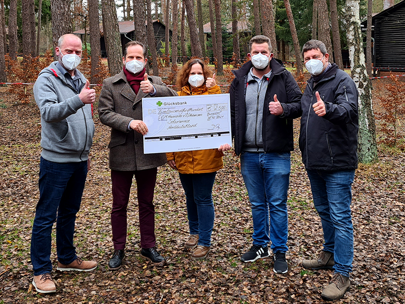 Spenden statt Geschenke #3/2021 Freizeit- und Begegnungszentrum Abbensen (CVJM Hannover e. V.) Thomas Rey (Geschäftsführer Solarservice Norddeutschland), Wolfram Springer (2. Vorsitzender des CVJM Hannover e. V.), Natalie Karau (Marketing, Solarservice Norddeutschland), Alexander Müller (Projektierung Dachmontage, Solarservice Norddeutschland) und Markus Bertram (Hausleiter) (v.l.n.r.)