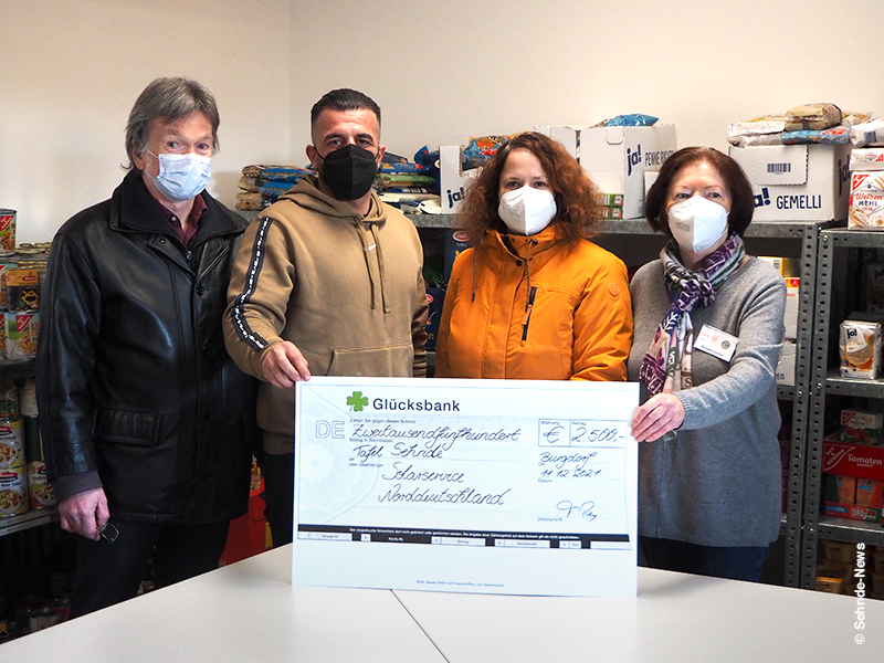 Spenden statt Geschenke #4/2021 Tafel in Sehnde Hartmut Völksen (Oya e.V. Hannover), Bahattin Aldemir (Dachmonteur, Solarservice Norddeutschland), Natalie Karau (Marketing, Solarservice Norddeutschland) und Renate Grethe (Vorsitzende der Sehnder Tafel) (v.l.n.r.)